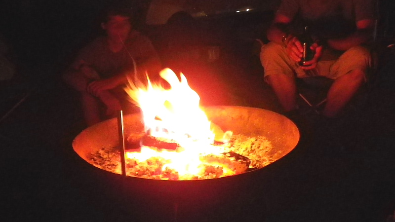 Zusammensitzen am Feuer