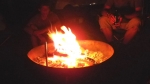 Zusammensitzen am Feuer